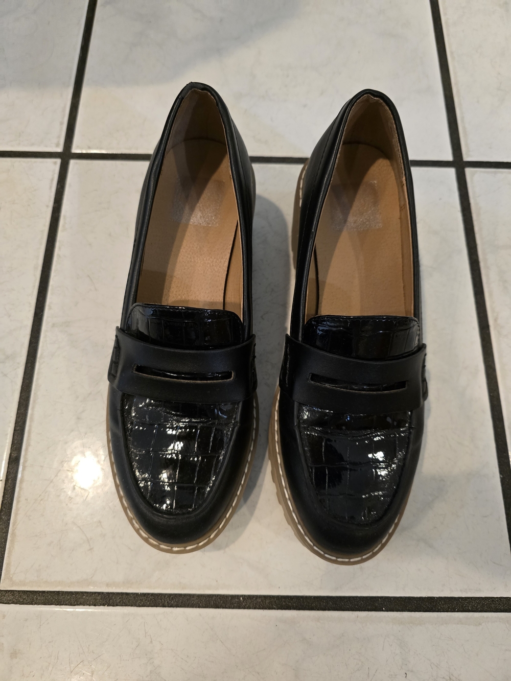 DV by Dolce Vita “Crisp” Classic Womans Black Penny Loafer
